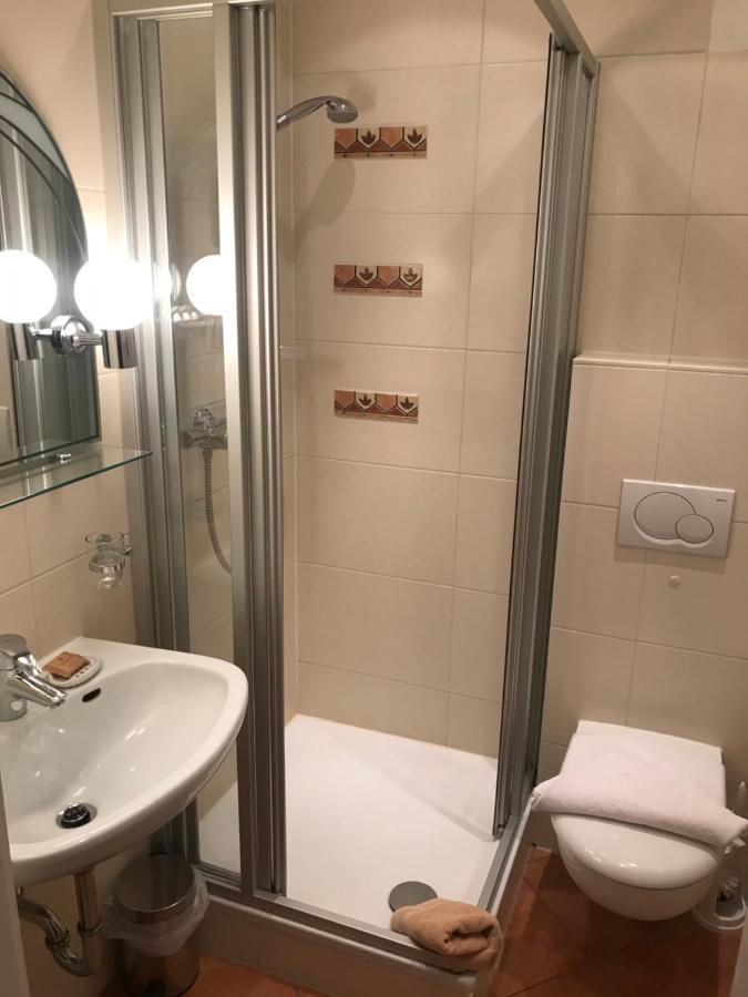 Single Room,935648779:JPEG